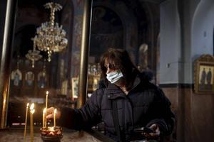 Orthodoxe kerken, zoals hier in Athene, weigerden aanvankelijk hun deuren te sluiten voor de erediensten. beeld EPA, Kostad Tsironis