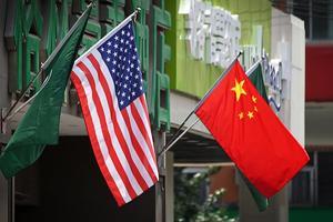 De Chinese en Amerikaanse vlaggen. beeld AFP