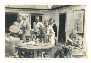 Nazi’s drinken opgewekt een glas wijn, uit fraaie glazen die waarschijnlijk van vermoorde Joden zijn geweest.