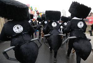 Joodse 'klaagmieren' tijdens de carnavalsoptocht in Aalst. beeld AFP