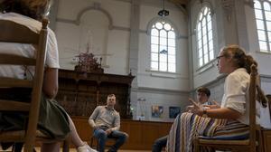 Hoogopgeleide jonge refo's met elkaar in gesprek in de Grote Kerk van Apeldoorn. beeld RD