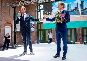 Minister Hugo de Jonge van Volksgezondheid, Welzijn en Sport (CDA) en Pieter Omtzigt (CDA) tijdens de bekendmaking van de uitslag van de tweede stemronde om het lijsttrekkerschap van het CDA. De lijsttrekkersverkiezingen liepen niet helemaal soepel. De eerste ronde moest over omdat het stemsysteem gehackt kon worden. beeld ANP, Sem van der Wal