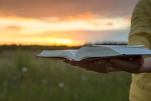 „Een christen heeft de plicht blijmoedig de weg van gehoorzaamheid aan Gods Woord te gaan, om te laten zien dat, waar Gods geboden gelden, het leven gelukkiger en de samenleving beter wordt.” beeld iStock