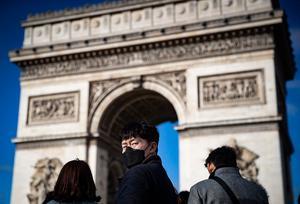 Toeristen bij de Arc de Triomphe in Parijs. beeld EPA