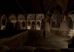 Voor het kunstproject ”Poems for Earthlings” in de Amsterdamse Oude Kerk wordt onder meer gebruik gemaakt van zandzakken. beeld Adrian Villar Rojas