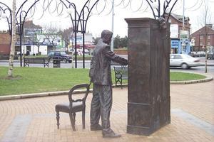 Bronzen beeld van C. S. Lewis in Belfast, waar de Britse schrijver in 1898 werd geboren. beeld RD