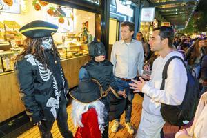 ZOETERMEER. Raadsleden van CU en SGP gingen vorig jaar in gesprek met bezoekers van een Halloweenavond in Zoetermeer.  beeld Cees van der Wal