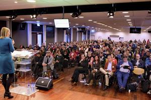 De Wachter, met groene das op de eerste rij, sprak tijdens het congres over zingeving. „Juist in de tekorten en het verdriet bestaat de liefde.” beeld Dirk Hol