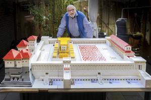Gerrit Boer met zijn legotempel. beeld RD, Henk Visscher