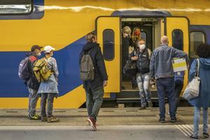 Iedereen mag weer met het openbaar vervoer en alle zitplaatsen kunnen worden gebruikt. Wel blijft de mondkapjesplicht vanaf 13 jaar van kracht en moeten drukte en de spits worden vermeden. beeld ANP, Jeroen Jumelet