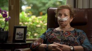 Mevrouw Bosmans is een van de gasten van hospice De Regenboog in Nunspeet. Ze heeft kanker, met uitzaaiingen in de botten, en is net geopereerd aan een melanoom. beeld RD