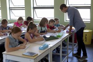 „Binnen de groep als gemeenschap in het klaslokaal besteedt de leerkracht aandacht aan zowel het onderwijzen van de leerstof als de vorming van de leerling.” beeld iStock