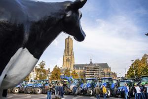 Boeren demonstreren bij het provinciehuis van Gelderland. Belangenbehartiger LTO Noord riep op tot de actie en eist een opschorting van de beleidsregels rond stikstof. beeld ANP