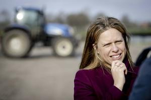Minister Carola Schouten (Landbouw, Natuur en Voedselkwaliteit) is een boerendochter. Geen wonder dat een werkbezoek aan een boerderij geen straf voor haar is. Foto: Schouten luistert naar akkerbouwer Nathan van Beek die op zandgronden in Gilze zijn teelten aanpast aan een veranderend klimaat. beeld ANP, Sem van der Wal