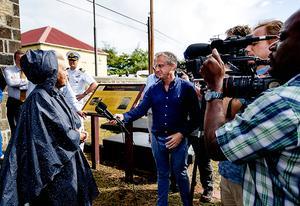Vrijdag gaf prinses Beatrix in Oranjestad op Sint Eustatius haar eerste persgesprek met draaiende camera's, in de regen. beeld ANP
