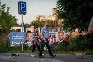 Zondag gaat Polen naar de stembus voor de eerste ronde in de presidentsverkiezingen. Vermoedelijk draait het uit op een tweestrijd tussen zitten president Duda (r.) en uitdager Trzaskowski (l.).  beeld AFP, Wojtek Radwanski