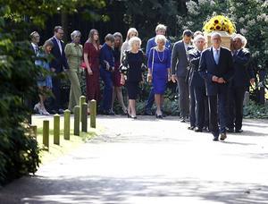 De kist met het lichaam van prinses Christina wordt onder begeleiding van de familie vanuit de Koepel van Fagel overgebracht naar het Koetshuis van de Koninklijke Stallen. beeld ANP