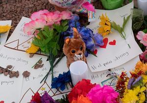 Bloemen buiten de Walmart in El Paso, Texas. beeld AFP, Mark Ralston