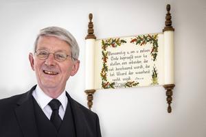 Ds. F. Mulder in de Rhenense pastorie bij de tekst waarmee ds. A. Moerkerken hem 25 jaar geleden bevestigde tot predikant in de Gereformeerde Gemeenten: 2 Timotheüs 2:15. beeld RD, Henk Visscher