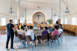 Bijbelstudie in de kapel bij het azc in Katijk. beeld Sjaak Verboom