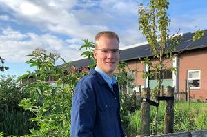 Boer Jasper Meerkerk op zijn boerderij in Nieuw-Lekkerland.  beeld RD