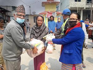 Noodhulp in Nepal. beeld GZB