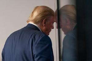 President Trump verlaat een briefing rond de coronacrisis in het Witte Huis. beeld EPA, Chris Kleponis