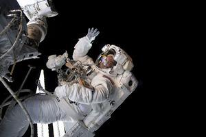 NASA-astronout Andrew Morgan tijdens een ruimtewandeling vanuit het ISS. beeld AFP