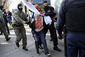 Activist Nina Baginskaya (73) wordt afgevoerd in Minsk. beeld AFP, TUT.BY