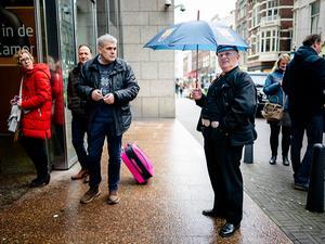 De 80-jarige Willem Murre uit Vlissingen arriveert in klederdracht bij de Tweede Kamer voor aanvang van het Tweede Kamerdebat over de voorgenomen verhuizing van de marinierskazerne in Doorn. beeld ANP