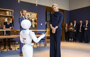 Koningin Máxima werd bij aankomst op ongebruikelijke wijze ontvangen door de interactieve robot Leolani. beeld ANP