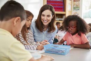 Zelfs beginnende docenten voelen soms goed aan wat bij jongeren aanslaat en wat niet. beeld iStock