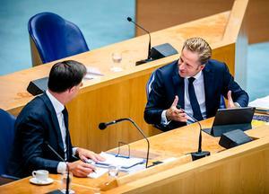 Premier Mark Rutte (l.) en minister van Volksgezondheid Hugo de Jonge woensdag in de Tweede Kamer. beeld ANP, Remko de Waal