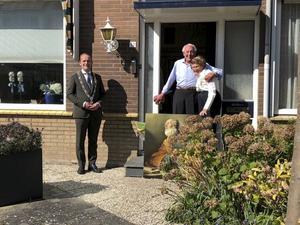 Burgemeester Van Hemmen bezocht maandag echtpaar Van Roon in ’s-Gravendeel dat 65 jaar getrouwd was. beeld gemeente Hoeksche Waard