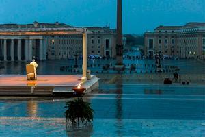 Paus Franciscus sprak voor een leeg Sint-Pietersplein in Vaticaanstad een speciale zegen uit. beeld AFP/Vatican Media