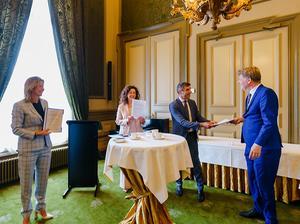 Burgemeester Jan Hamming (r.) van Zaanstad biedt ministers Kajsa Ollongren (Binnenlandse Zaken, l.) en Ingrid van Engelshoven (Onderwijs, Cultuur en Wetenschappen, 2e l.) en staatssecretaris Paul Blokhuis (Volksgezondheid, Welzijn en Sport) een manifest aan. Hiermee vragen 15 burgemeesters extra aandacht voor de meest kwetsbare gebieden in Nederlandse steden die zijn getroffen door de coronacrisis. beeld ANP