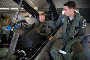 Koning Willem-Alexander achter de cockpit van een F-16. beeld Defensie