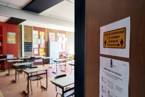 Tafels uit elkaar, aanwijzingen om afstand te houden op de lokaaldeur: midelbare scholen bereiden zich voor op de herstart van het voortgezet onderwijs. beeld ANP, Phil Nijhuis