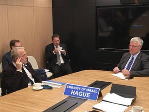 Vertegenwoordigers van reformatorische kerken in gesprek met de Israëlische ambassadeur Naor Gilon.  beeld Israëlische ambassade
