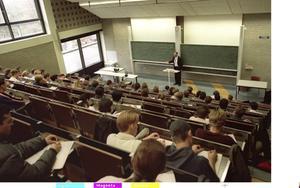 De huidige studenten hebben te maken met een Wet op Hoger Onderwijs en Wetenschappelijk Onderzoek (WHW) uit de beginjaren 90. In de collegezalen staan in die tijd overhead projectoren en schoolborden. Foto: collegezaal van de Vrije Universiteit in Amsterdam in 1997. beeld ANP, Hans Steinmeier