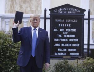 De Amerikaanse president Trump begaf zich maandag na zijn toespraak over de rellen in de VS naar de St. John’s Church waar hij een Bijbel omhoog hield en bezwoer dat hij de veiligheid zal garanderen.  beeld EPA, Shawn Thew