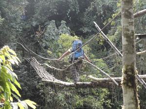 Een taalonderzoeker op weg naar een christelijke gemeente in de bergen van Myanmar. De eerste stap richting een Bijbel in de eigen taal is met dit pionierswerk gezet. beeld Wycliffe