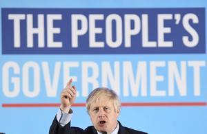 Boris Johnson belooft een "nieuwe dageraad" na de overwinning van zijn Conservatieve Partij. beeld EPA, Neil Hall
