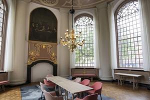 Vragen of een in zonde gevallen ambtsdrager na berouw weer pastoraal leider kan zijn, is vragen of hij de publieke geloofwaardigheid kan herwinnen. Foto: consistorie Grote Kerk Zwolle. beeld RD, Anton Dommerholt