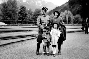 Otto en Charlotte Wächter in 1944 met hun kinderen Horst en Traute in Zell am See.  beeld Horst Wächter