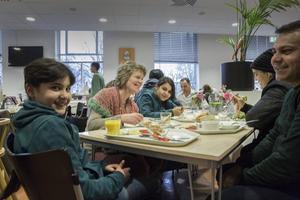 Kerkgangers zijn niet zelden actief als vrijwilliger, aldus het CBS. Archieffoto: maaltijd met vluchtelingen, georganiseerd door Utrechtse kerken. beeld Erik Kottier