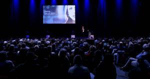 Voorafgaand aan de première van ”Unplanned” spreekt Schreeuw om Levendirecteur Kees van Helden de zaal toe. beeld Klomp Creative