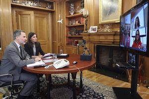 De Spaanse koning Felipe en koningin Letizia in gesprek met medewerkers van het Rode Kruis. bel EPA
