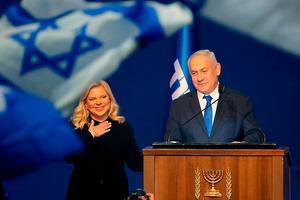 De Israëlische premier Benjamin Netanyahu en zijn vrouw Sara vierden maandagnacht de verkiezingsoverwinning van de Likudpartij. beeld AFP