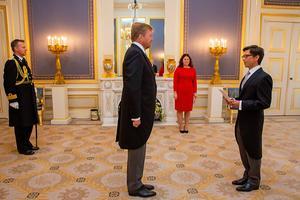 Koning Willem-Alexander ontvangt op Paleis Noordeinde in Den Haag ter overhandiging van de geloofsbrieven de ambassadeur van de Franse Republiek, Z.E. Luis Vassy. beeld ANP